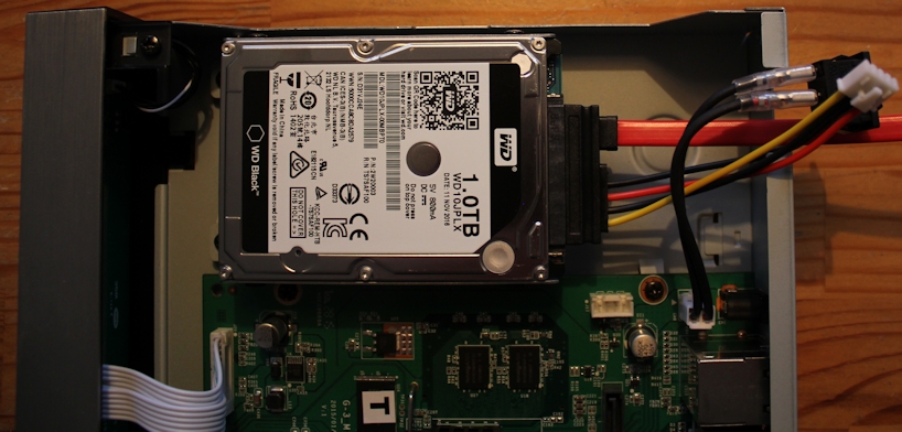 Lyft bort elbrytare för smidigare anslutning av kablar mellan hdd och moderkort